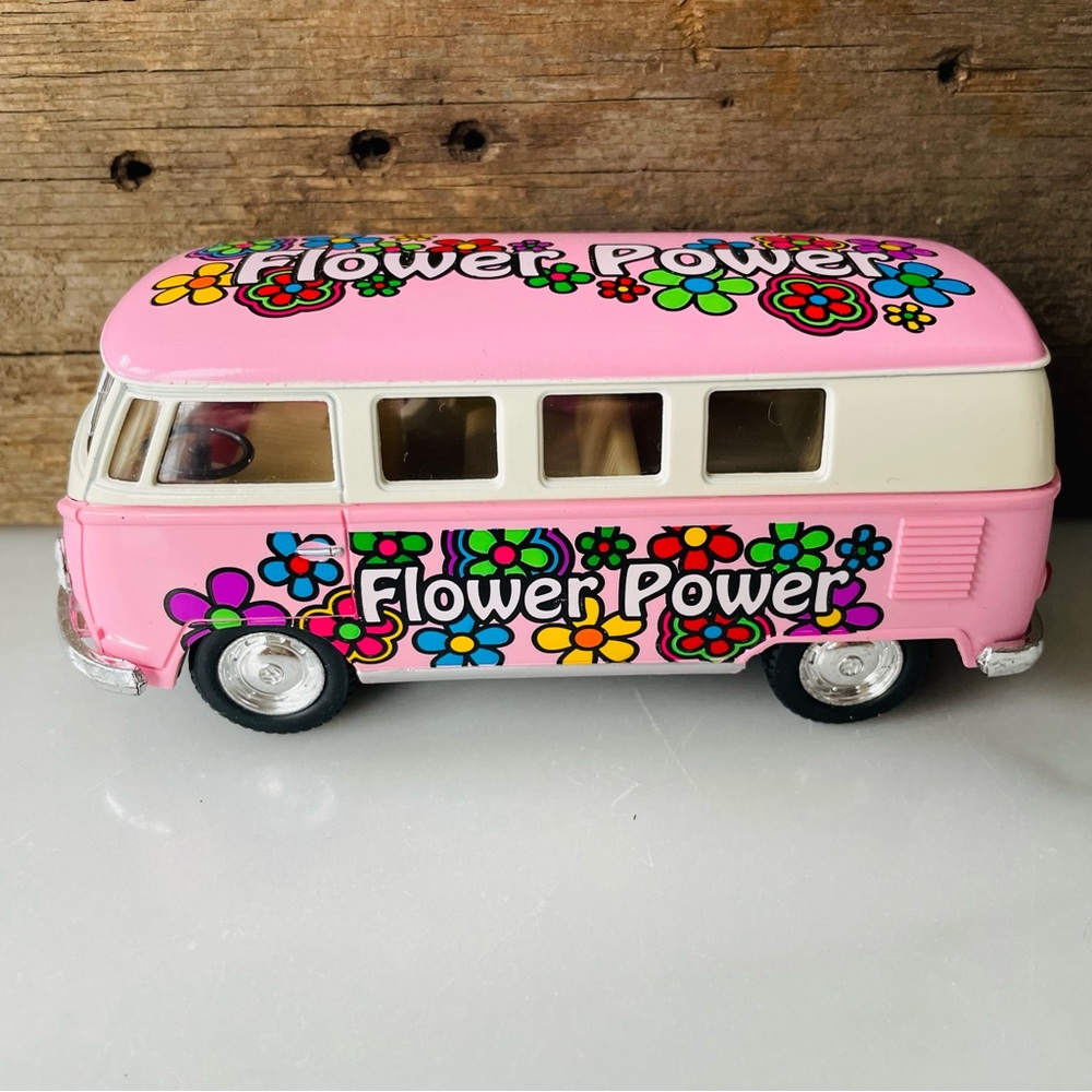 1962 VW Classical Bus Model Car•1/32•NWT•Pink~Cream VW Bus•Rear + Side Door Open